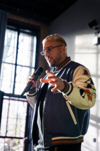 Rico Montero rappt auf der Bildungswerkstatt 2025 in bUm Berlin